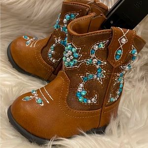 Hand-made girls’s boots with enchanting blue and pearl rhinestones!
